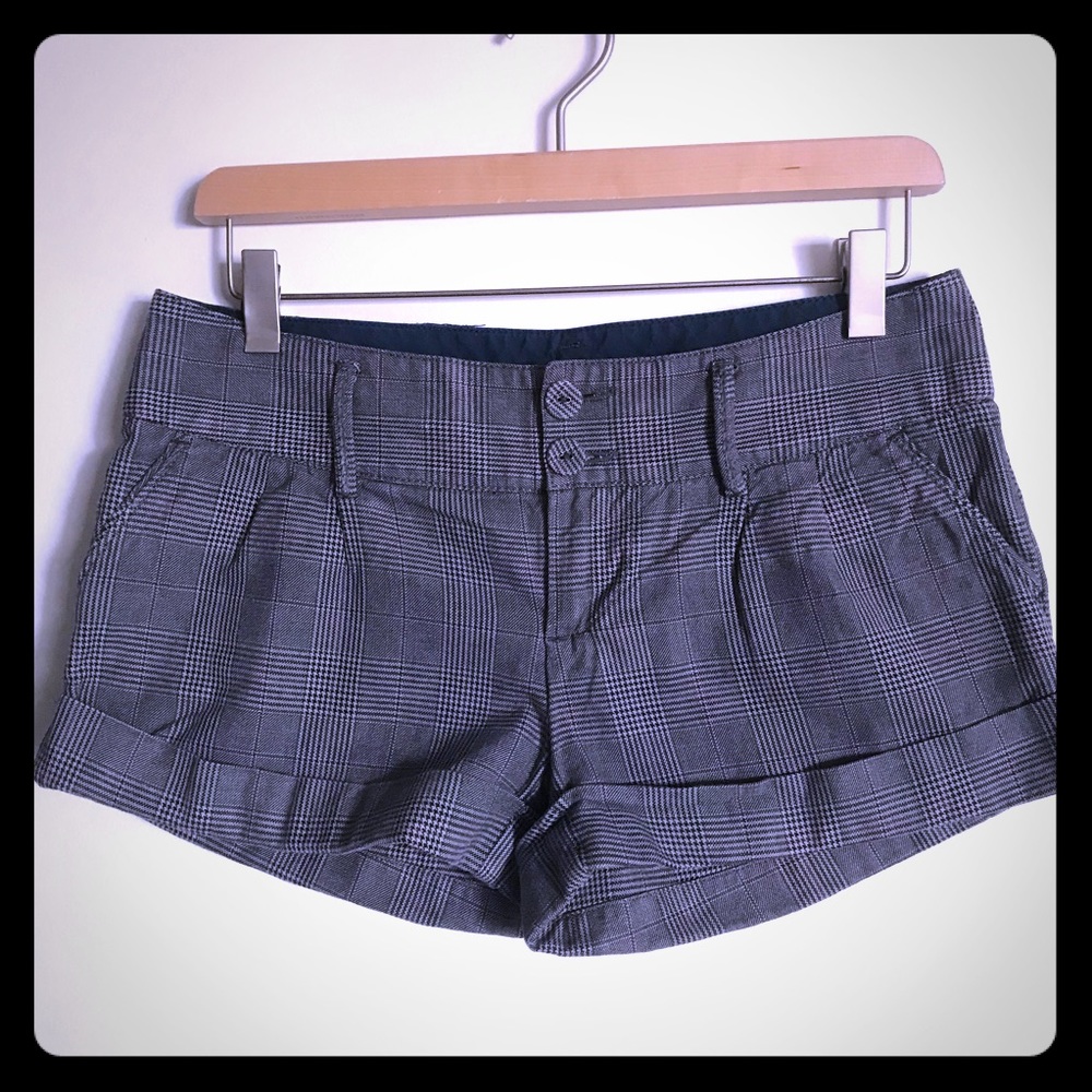 American Eagle pleated cuffed plaid shorts sz 2